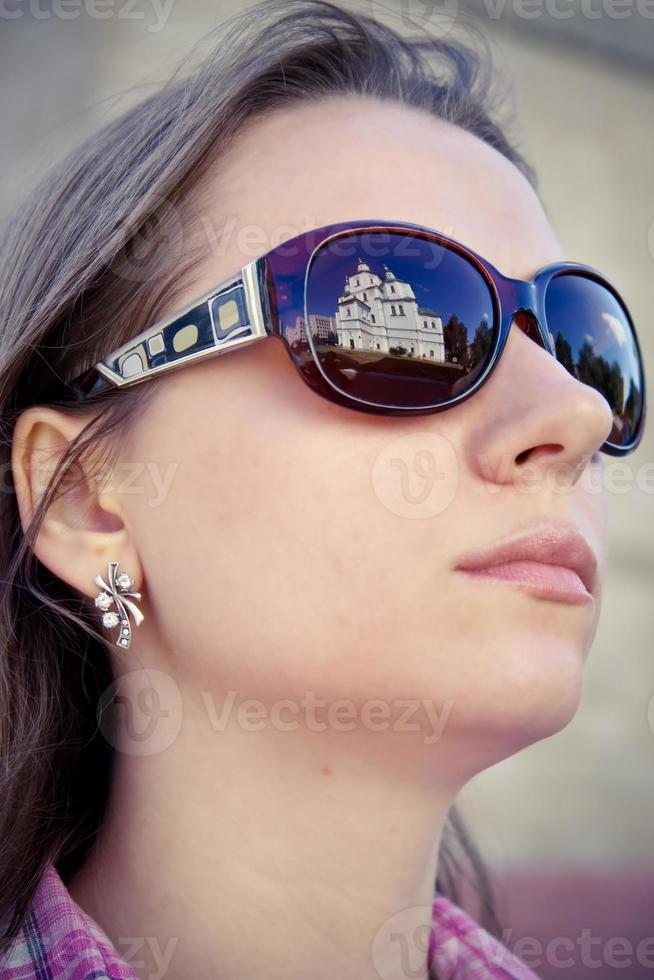 joven mujer en Gafas de sol. foto