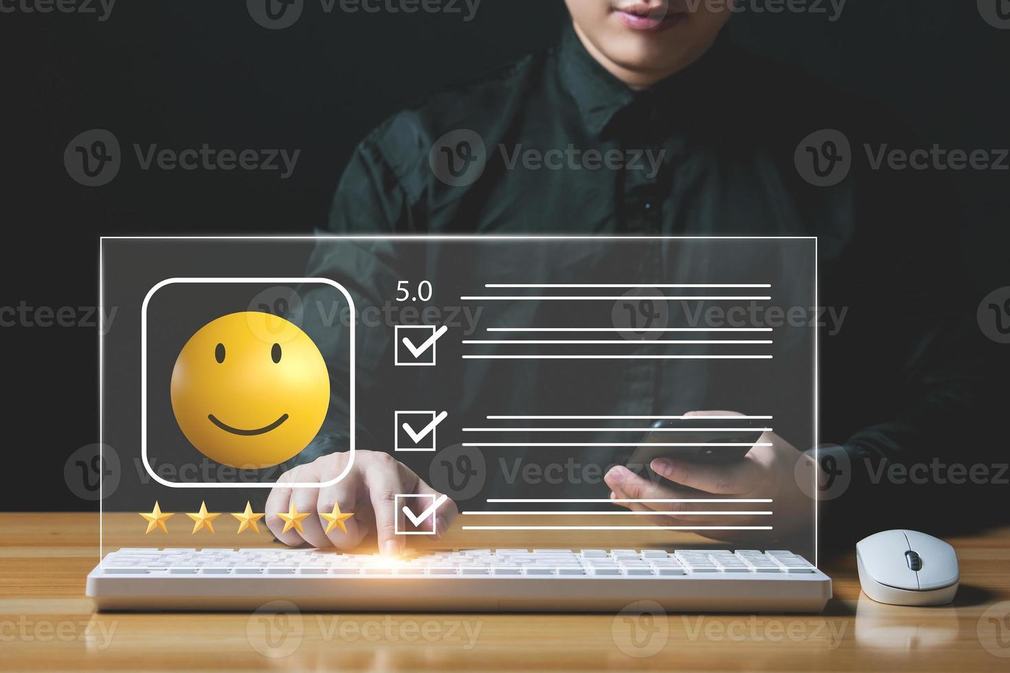 clientes satisfacción encuesta. masculino utilizando el solicitud en línea dio un 5 estrellas clasificación con contento sonrisa emojis ideas para evaluando cliente Servicio producto calidad satisfacción revisión mejor calidad foto