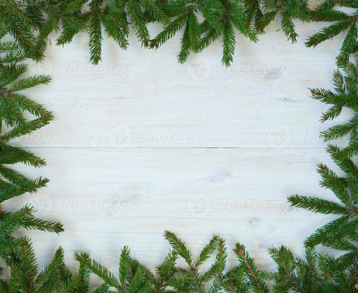 Navidad árbol ramas en blanco de madera textura Listo para tu diseño foto