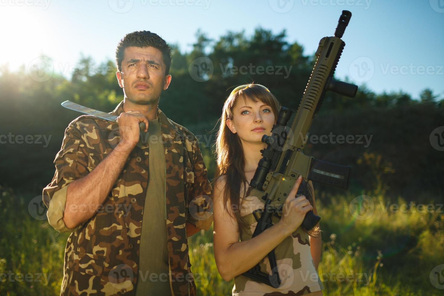 joven soldados con máquina pistolas foto