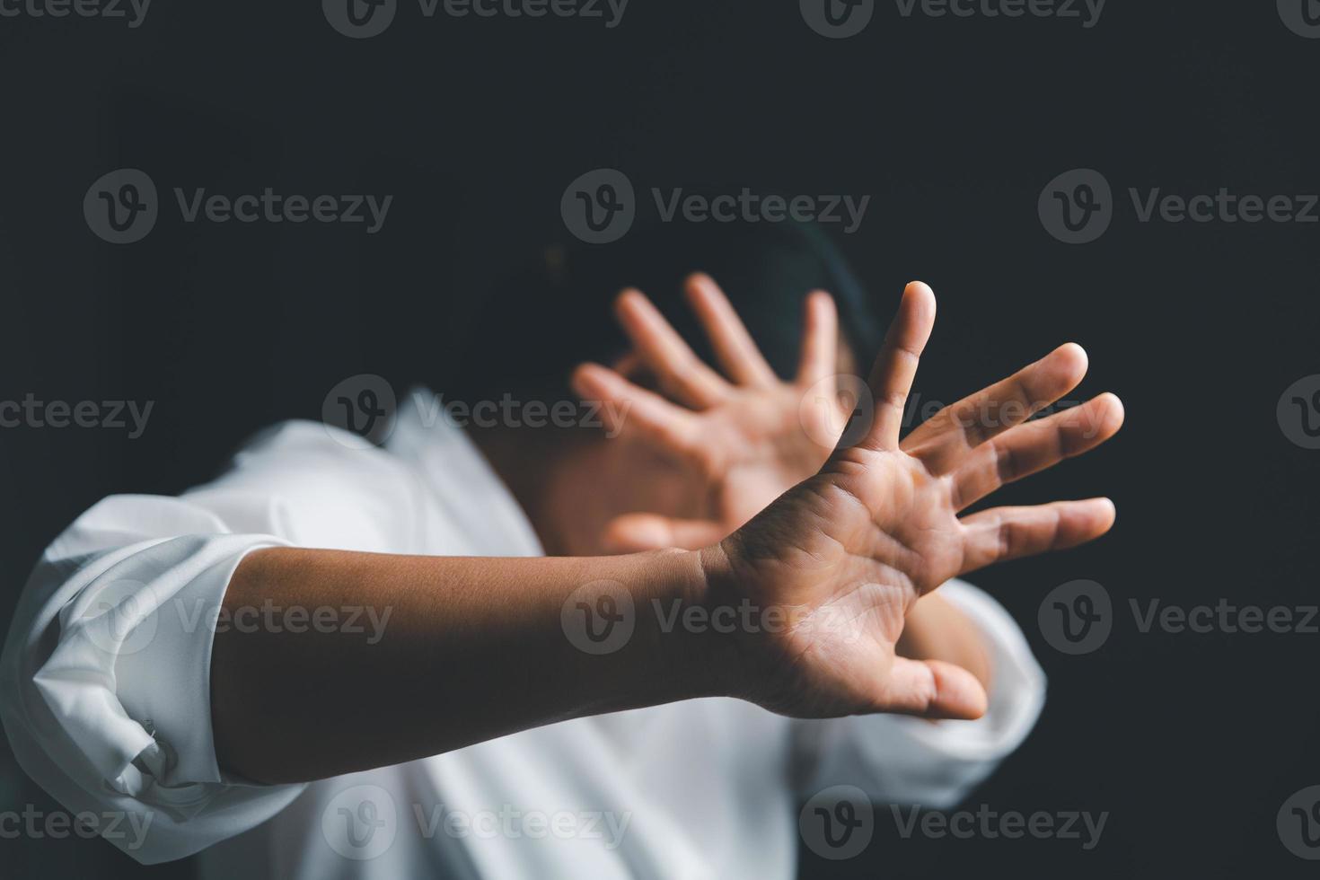 detener violencia en contra mujer concepto, internacional De las mujeres día. hembra mano elevado en temor y detener sexual acoso. mujer son Deprimido por intimidación y abuso. familia amenaza foto