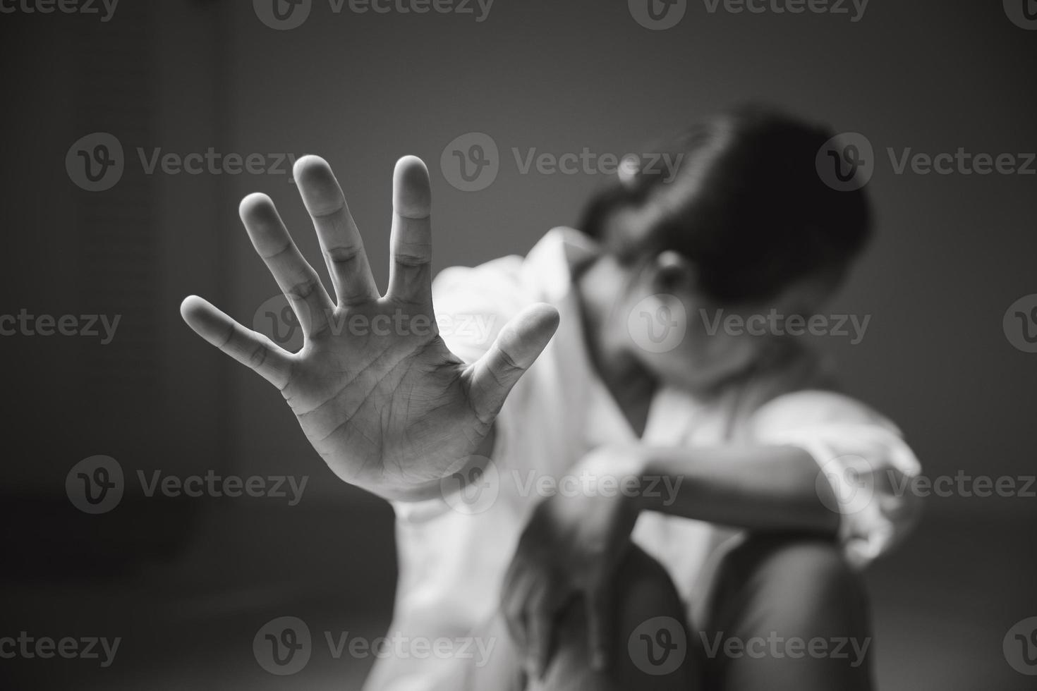 imagen negro y blanco de detener violencia en contra mujer concepto, internacional De las mujeres día. hembra mano elevado en temor y detener sexual acoso. mujer son Deprimido por intimidación y abuso. familia amenaza foto