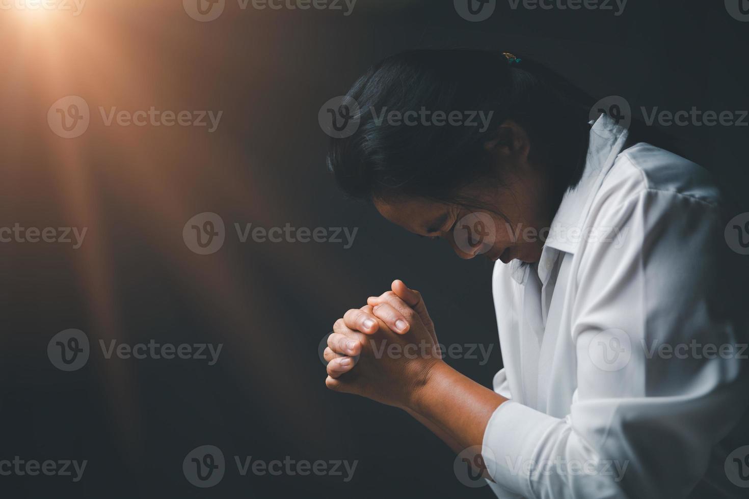 cristiano católico vida crisis oración a dios. mujer orar a Dios para bendición a deseando tener un mejor vida. persona manos Orando a dios. mendicidad para perdón y creer en bondad.femenina Adoración foto