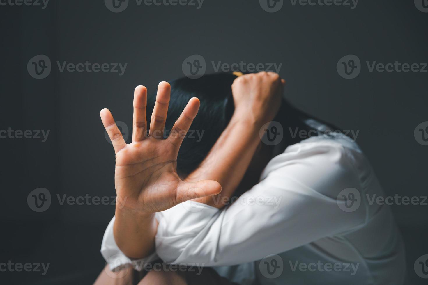 detener violencia en contra mujer concepto, internacional De las mujeres día. hembra mano elevado en temor y detener sexual acoso. mujer son Deprimido por intimidación y abuso. familia amenaza foto