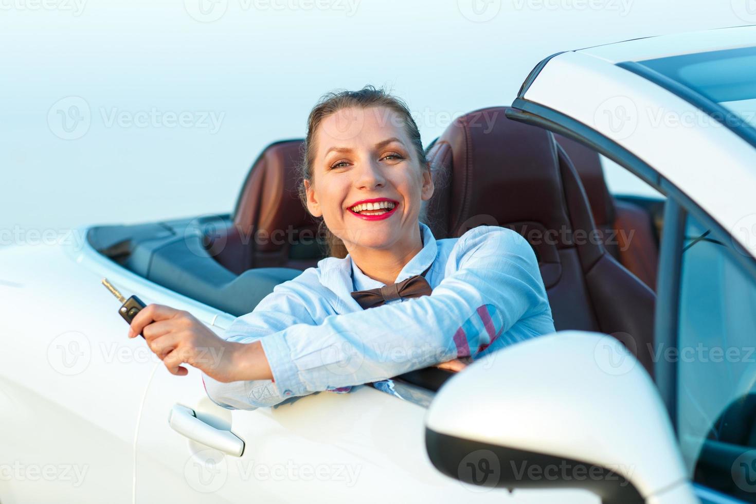 joven mujer con nuevo coche foto