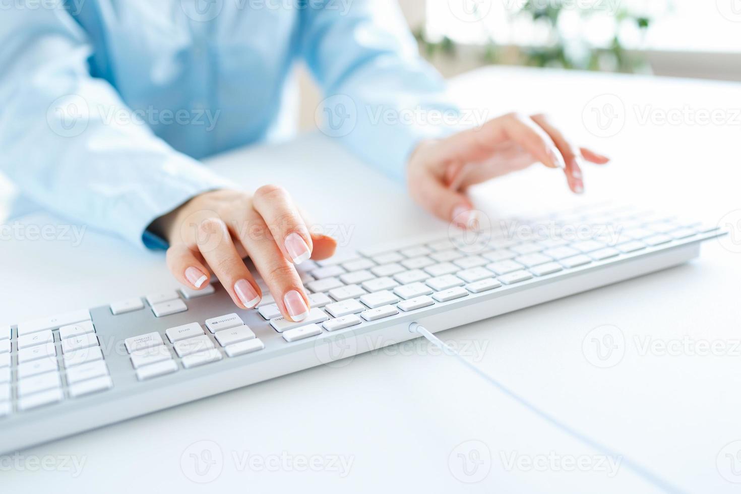 mujer oficina trabajador mecanografía en el teclado foto