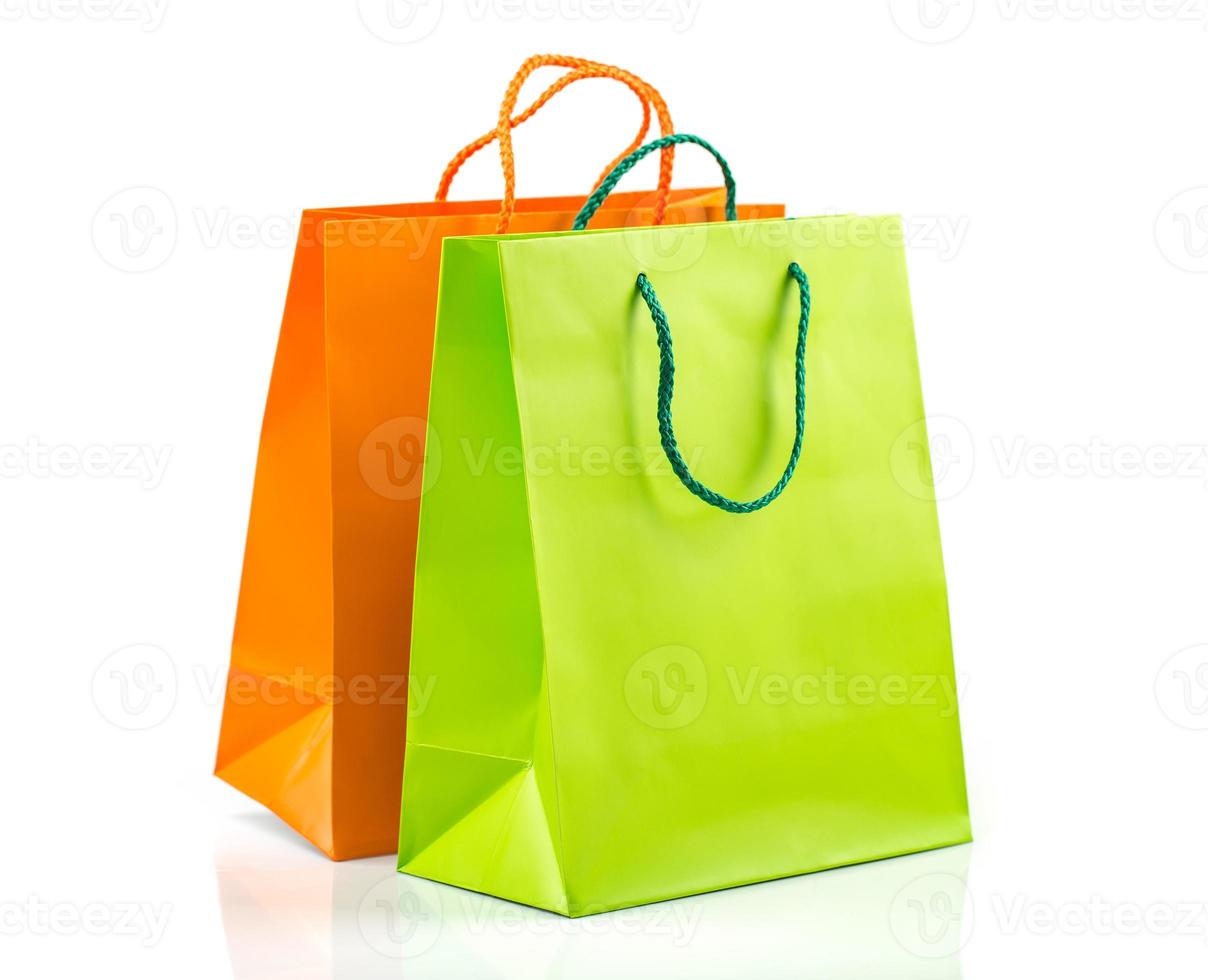 bolsas de compras sobre fondo blanco foto