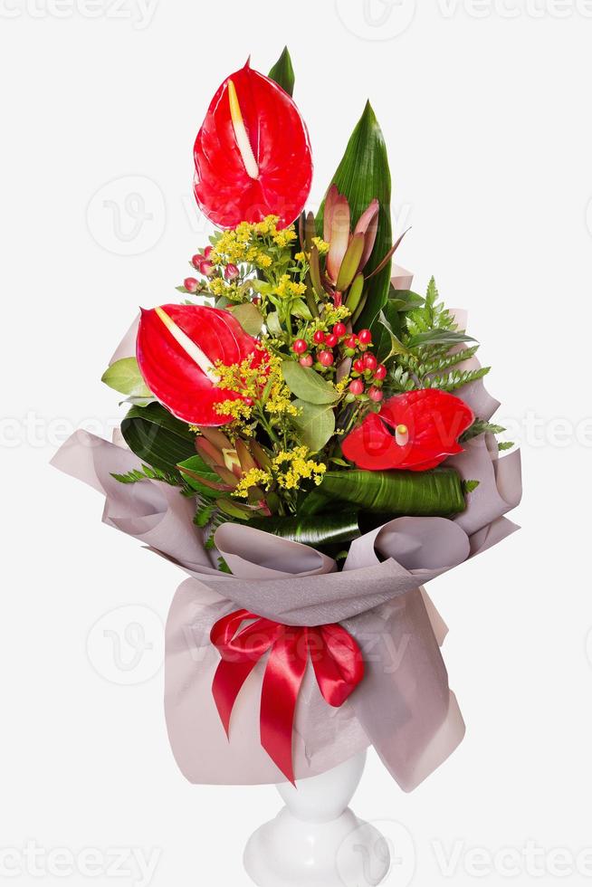 regalo ramo de flores de rojo callas y otro flores foto