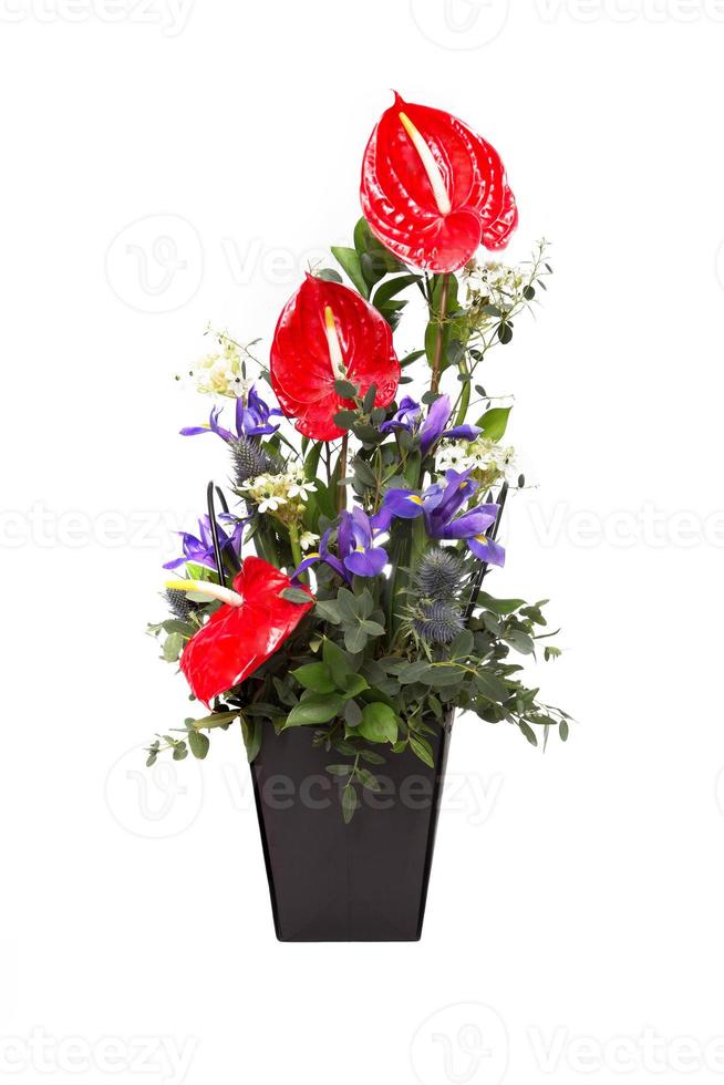 regalo ramo de flores de calla flores con otro flores en un maceta. foto