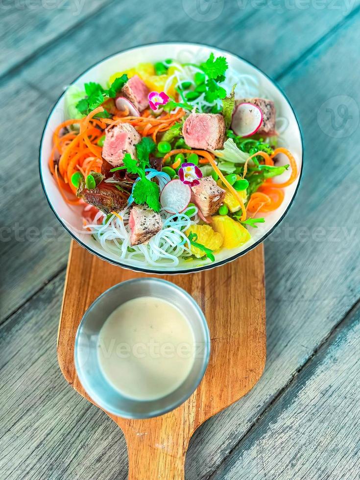 hotel recurso comida asiático estilo atún ensalada foto