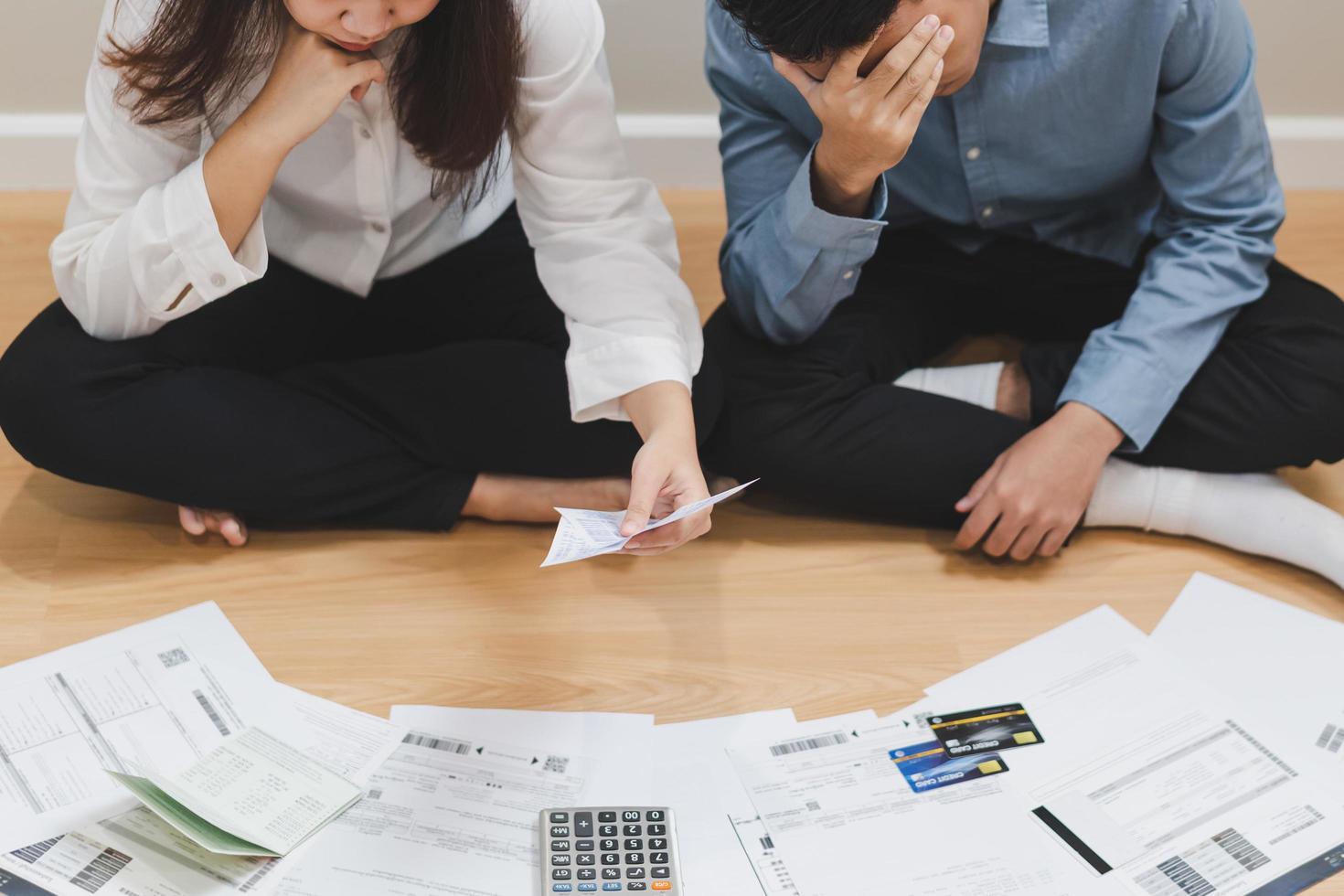 parte superior ver financiero deber asiático joven Pareja amor sentado sufrir, estresado y confuso por calcular gastos desde factura o factura, No dinero a pagar, hipoteca o préstamo. deuda, arruinado o bancarrota gente. foto