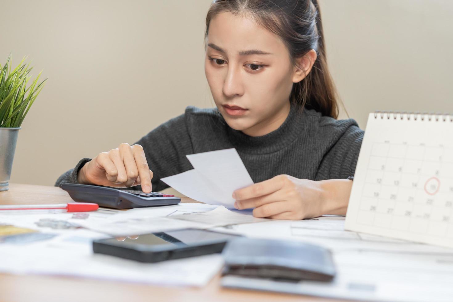 negocio financiero gente, mano de deber asiático mujer sesión, participación muchos facturas, estresado por calcular gastos desde recibo, No dinero a pagar, hipoteca o préstamo. deuda, bancarrota o arruinado. foto