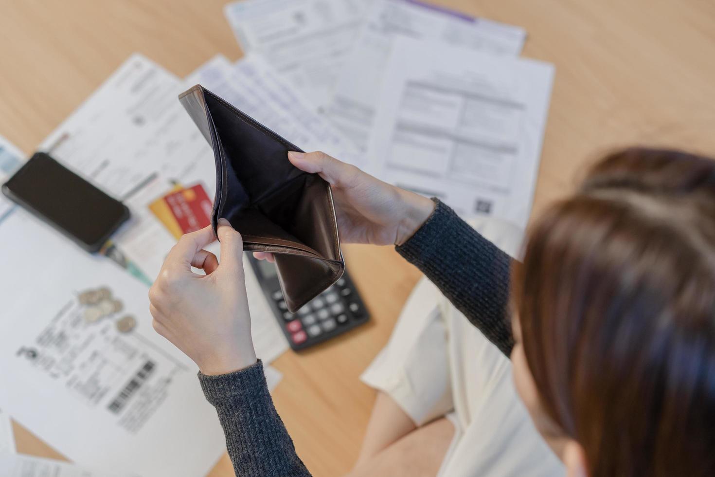 estresado, problema personas asiático mujer, niña participación y abierto un vacío billetera no tener dinero, crédito tarjeta, no a pago factura, préstamo o gastos en pagar. bancarrota, arruinado y deuda financiero concepto. foto