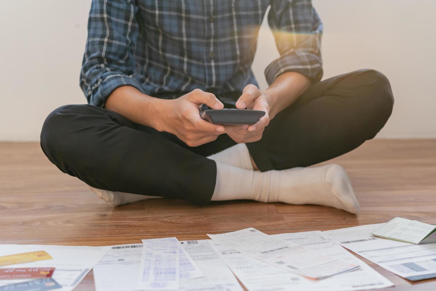 negocio financiero, deber asiático joven hombre sentado sufrir, estresado y confuso por calcular gastos desde factura, crédito tarjeta cuenta No dinero a pagar hipoteca o préstamo. deuda, arruinado o arruinado gente. foto