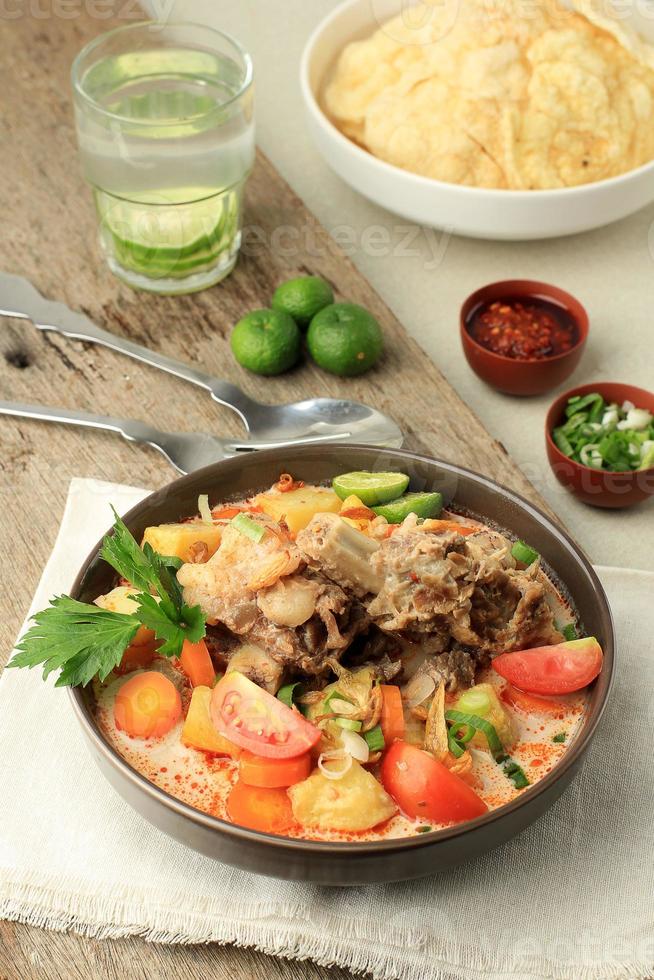 soto tankar, tradicional carne de vaca costillas cocido en Coco Leche sopa foto