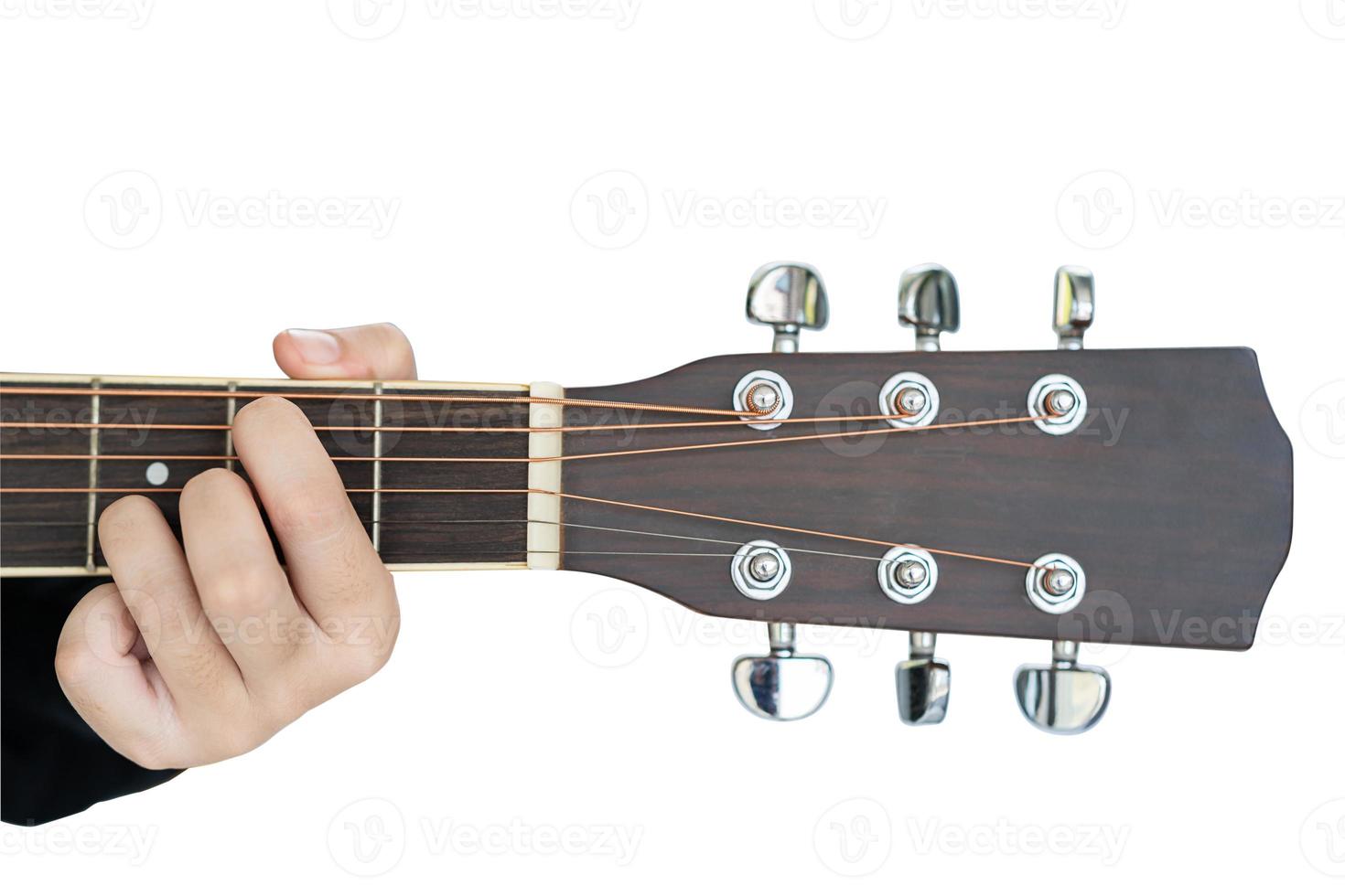 manos tocando la guitarra en blanco foto