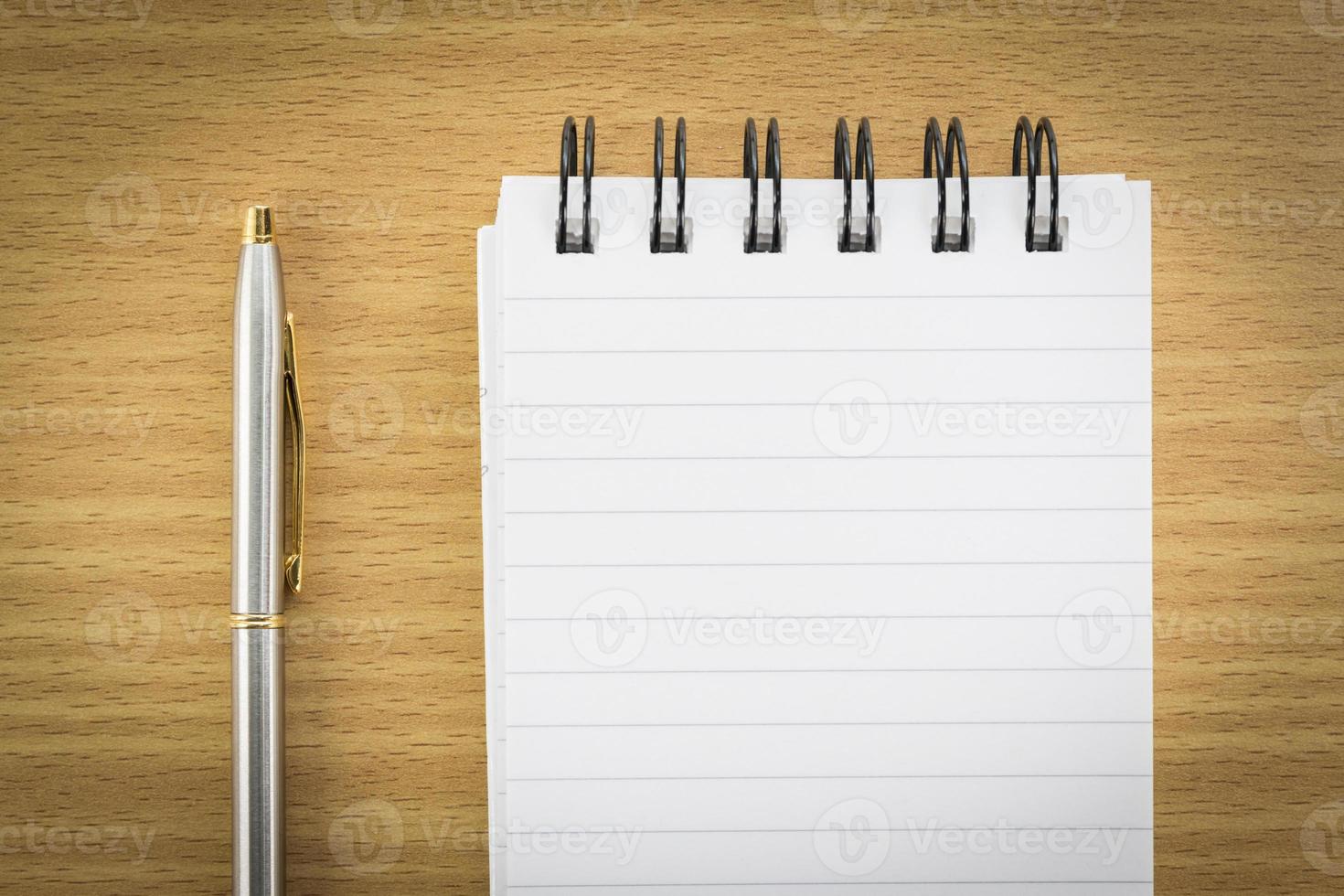 bolígrafo y bloc de notas con página en blanco foto