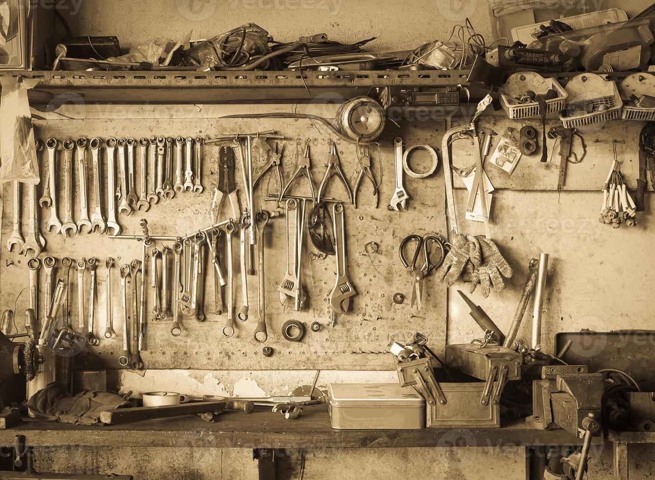 antiguo estante de herramientas contra una pared estilo vintage foto