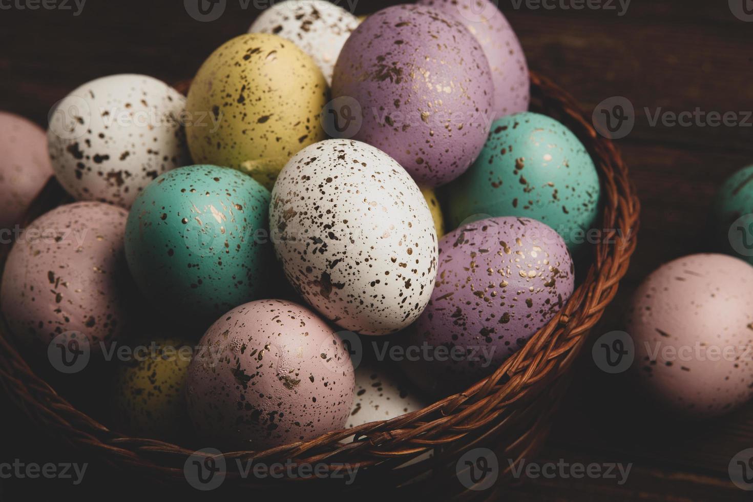 pastel Pascua de Resurrección huevos antecedentes. primavera grandioso tarjeta. Pascua de Resurrección huevos en cesta foto