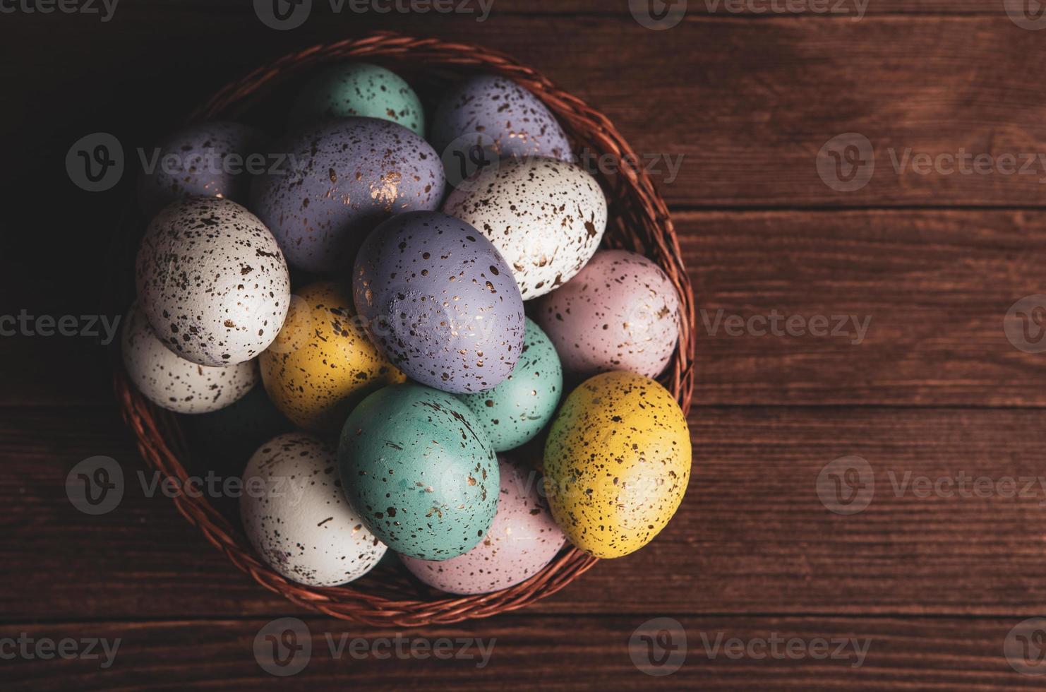 pastel Pascua de Resurrección huevos antecedentes. primavera grandioso tarjeta. Pascua de Resurrección huevos en cesta foto