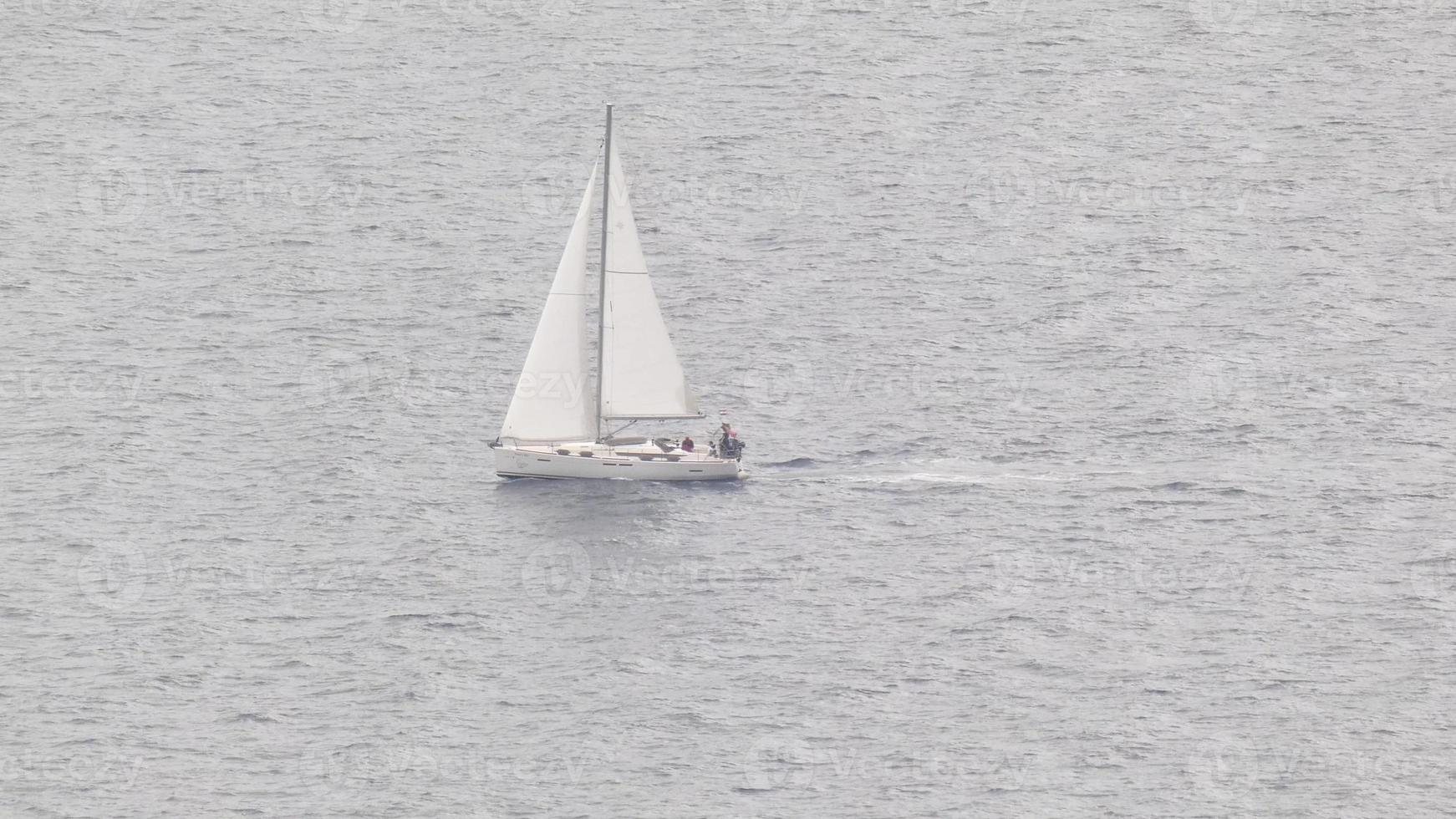 navegación. Embarcacion yates con paño en el abierto mar. foto