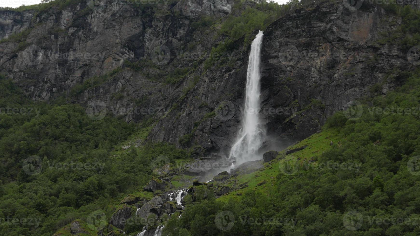 cascada en las montañas. naturaleza al aire libre en noruega foto