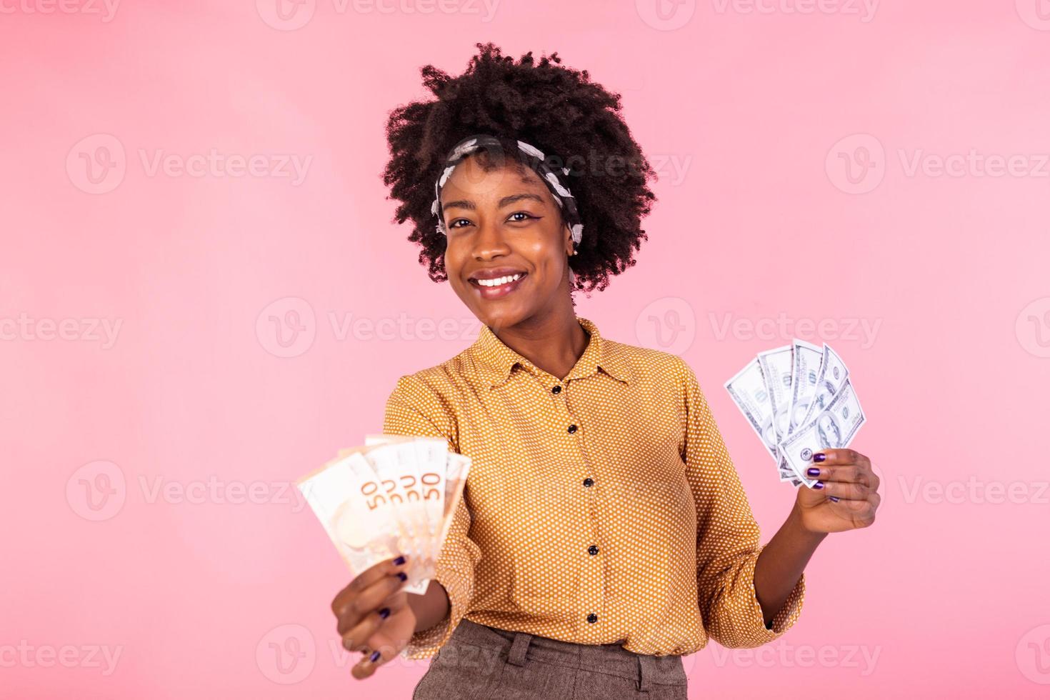 retrato de un alegre joven mujer participación dinero. africano americano mujer sonriente y participación euro y dólar banco notas, sensación contento y satisfecho foto
