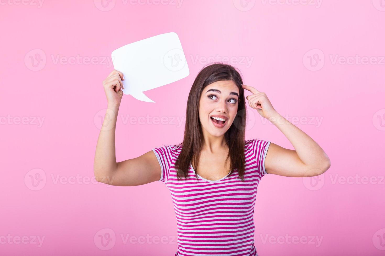 mujer demostración firmar habla burbuja bandera mirando contento emocionado en rosado antecedentes. hermosa joven alegre modelo en rosado antecedentes teniendo idea. foto