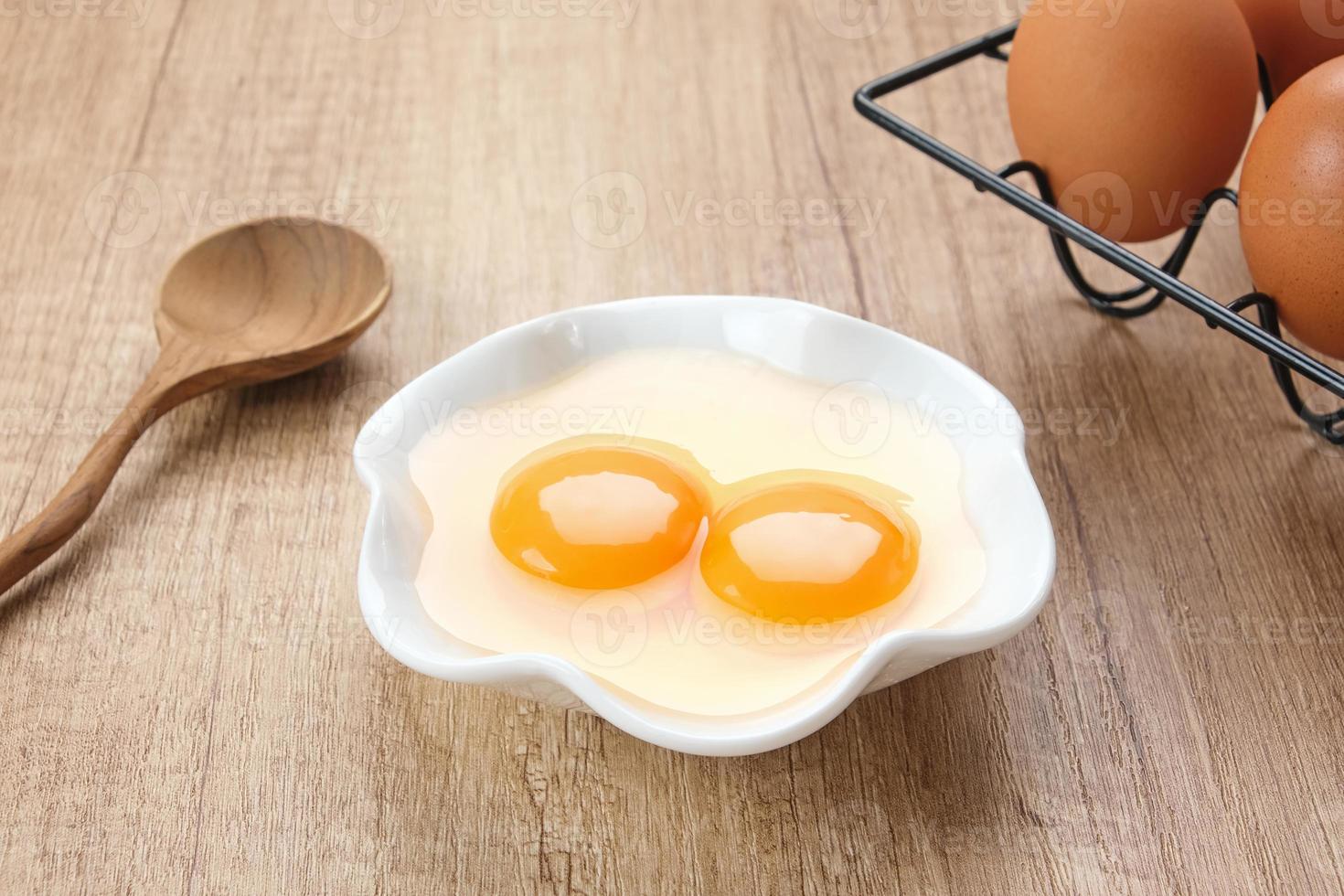 huevo cortar abierto, orgánico pollo huevo yema de huevo, comida ingrediente foto