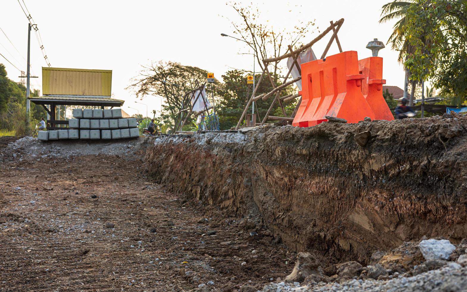 lado bajo ver debajo un capa de suelo debajo un pavimentado la carretera siendo excavado. foto