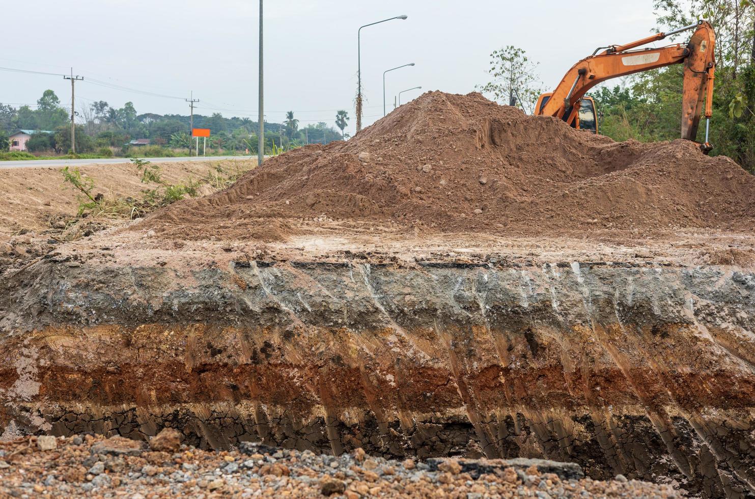 antecedentes ver de el suelo capa debajo el grava la carretera ese tiene estado excavado arriba a el suelo. foto