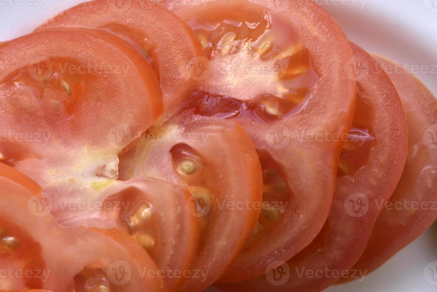 rebanado Tomates. vegetal relleno. Tomates en el cocina. foto