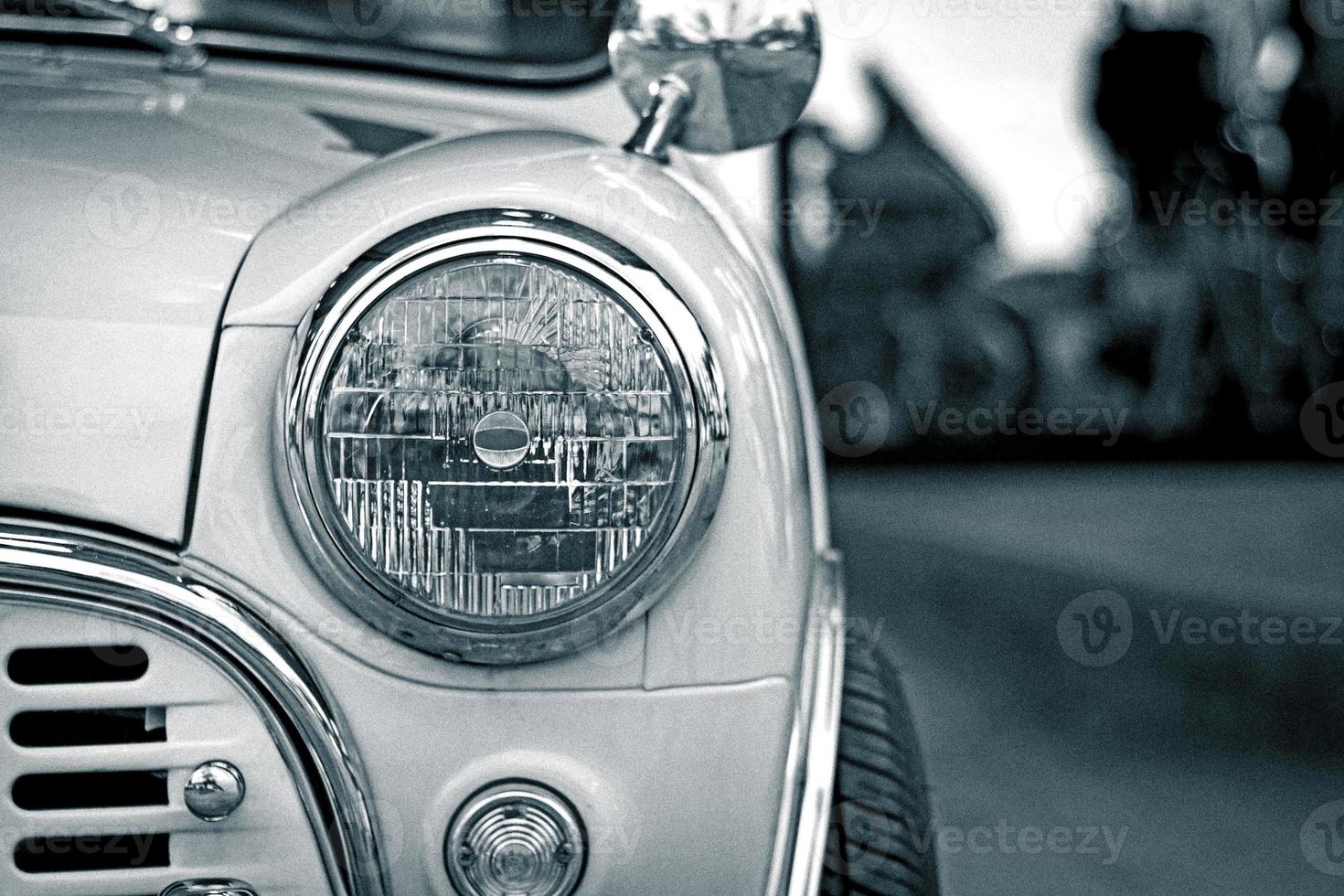 cerca arriba cabeza ligero clásico coche y la carretera foto