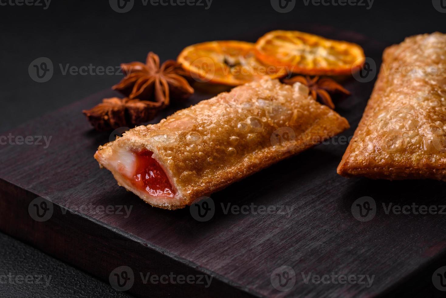 delicioso Fresco crujiente tarta con Cereza mermelada en un de madera corte tablero foto