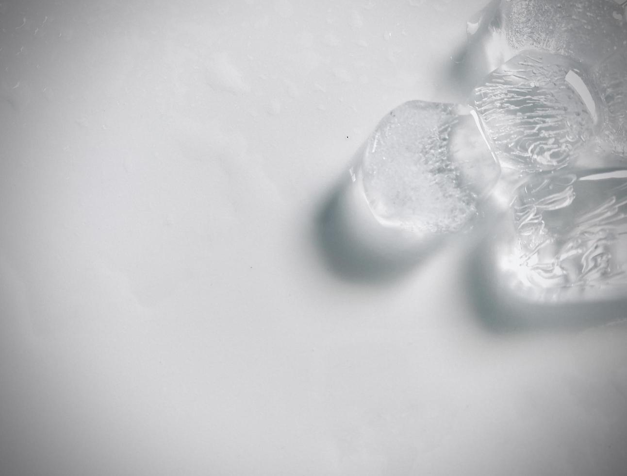 fondo de cubitos de hielo, textura de cubitos de hielo o fondo me hace sentir fresco y bien, en el verano, el hielo y las bebidas frías nos harán sentir relajados, hechos para el negocio de bebidas o refrescos. foto