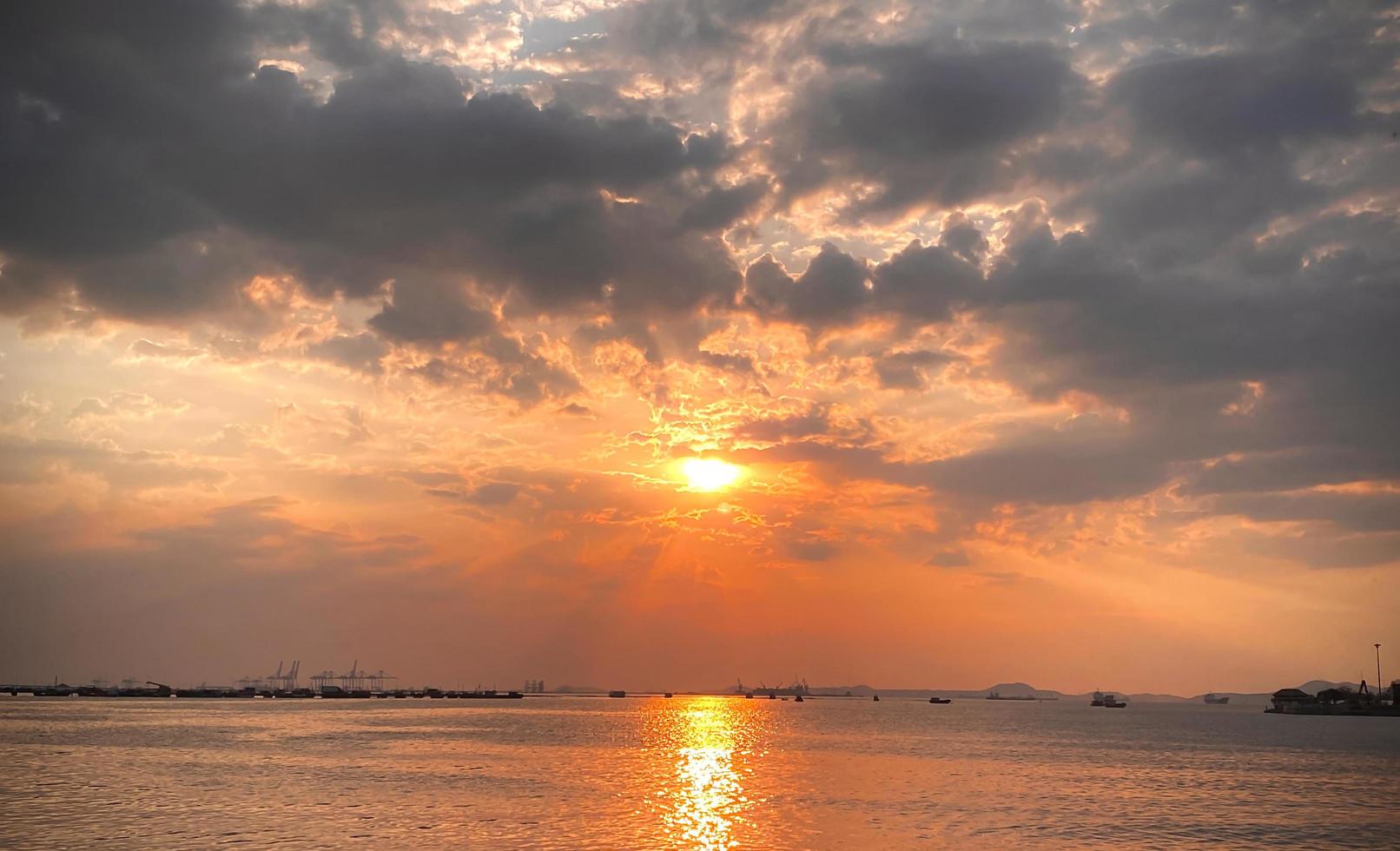 puesta de sol en el paisaje de la playa, ya sean los tonos cálidos de un amanecer o un atardecer, el reflejo brillante del sol en las nubes, el cielo y las nubes tienen el poder de inspirar sentimientos de asombro y asombro foto