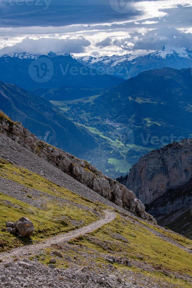 montaña paisaje debajo nublado cielo foto