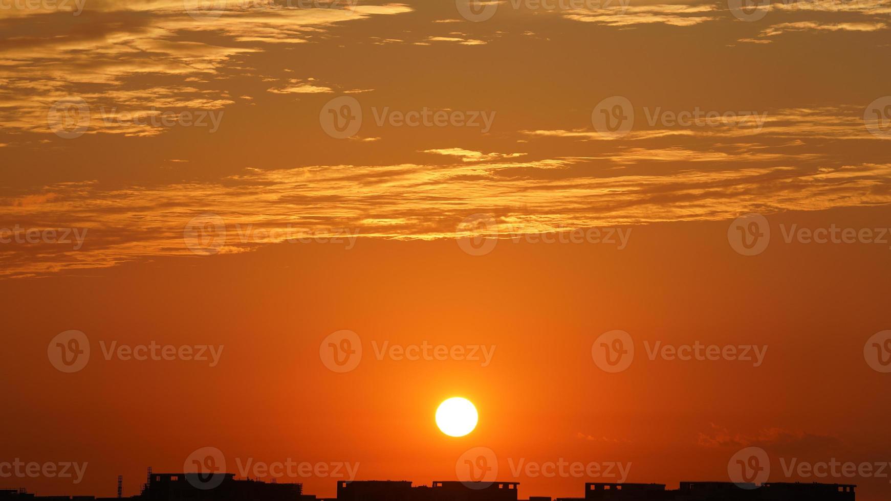 el hermosa puesta de sol cielo ver con el vistoso nubes y calentar luces en el cielo foto