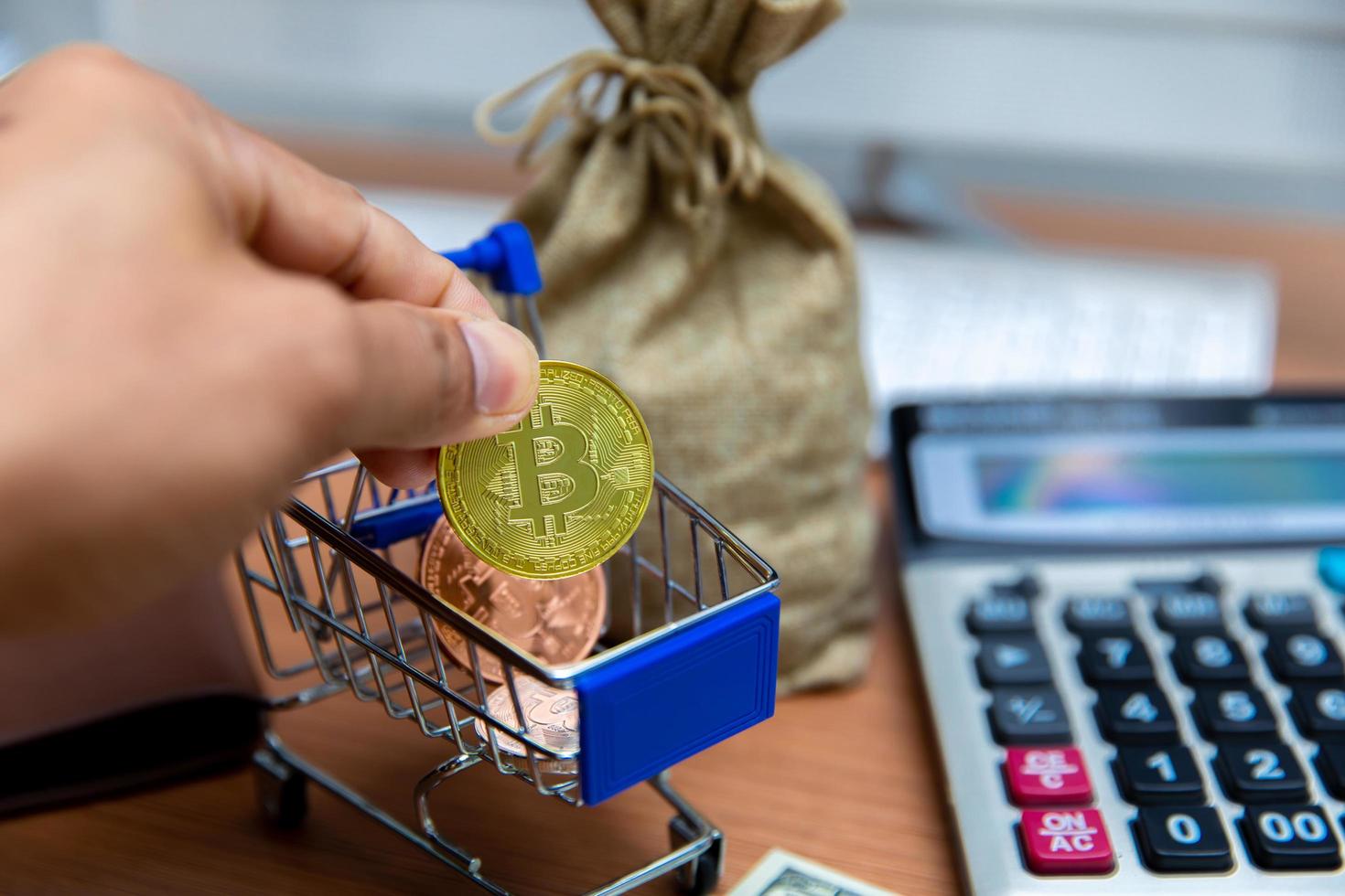 monedas y bitcoins de inversores, comerciantes foto