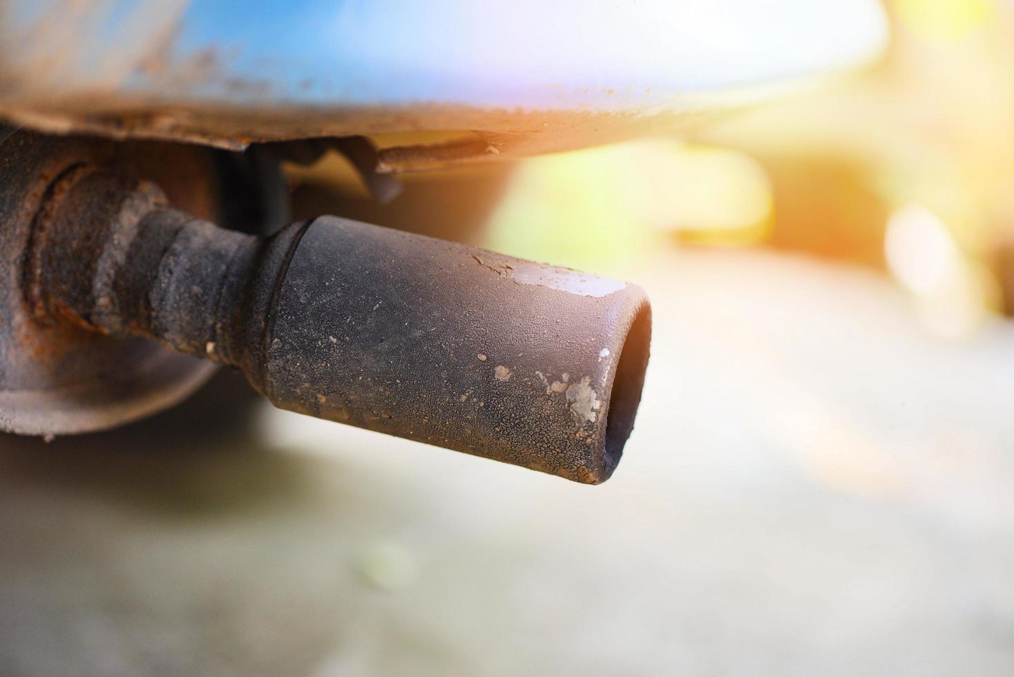 cansada tubo en antiguo coche cerca arriba - coche contaminación concepto foto