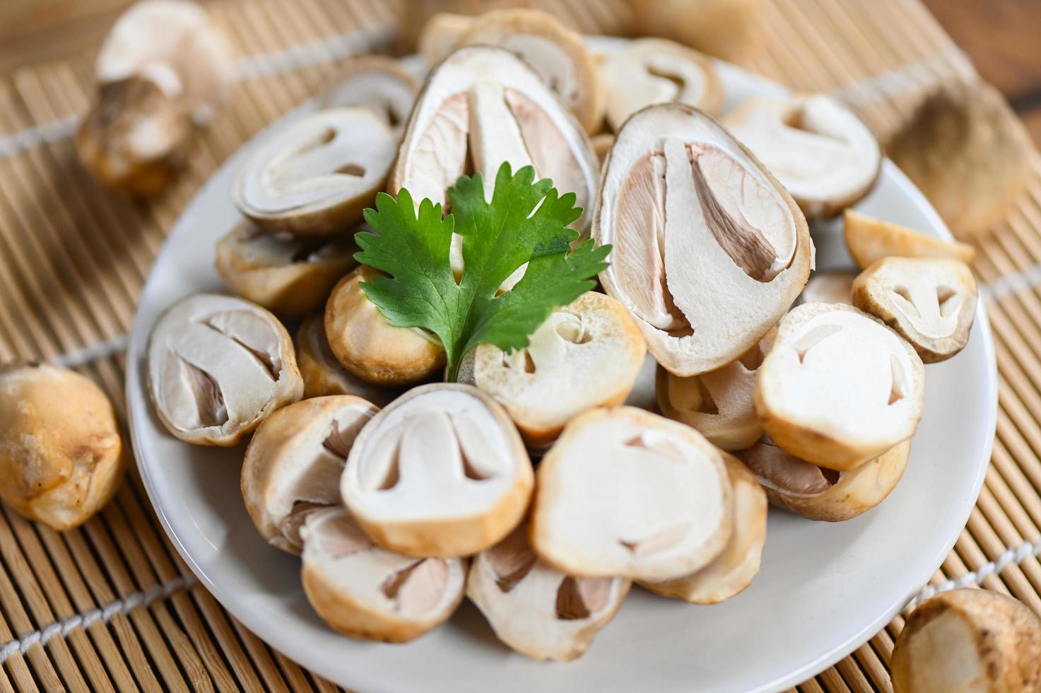 Paja hongos en blanco lámina, Fresco hongos rebanada para Cocinando comida foto