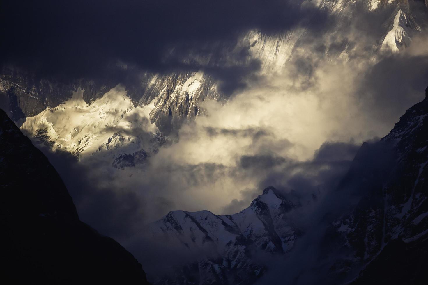 luz de sol y nubes mezclarse a crear un dramático paisaje terminado el Annapurna montañas en el Annapurna base acampar sendero en el Nepal Himalaya. foto