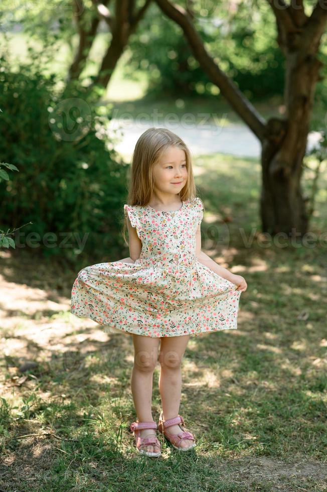 pequeño niña 3 años antiguo en un verano vestido de verano en el parque.  verano tiempo. 21178073 Foto de stock en Vecteezy