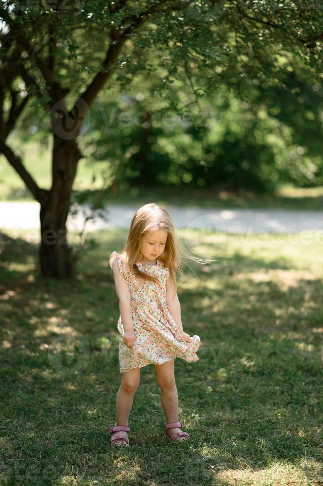 pequeño niña 3 años antiguo en un verano vestido de verano en el parque.  verano tiempo. 21178074 Foto de stock en Vecteezy