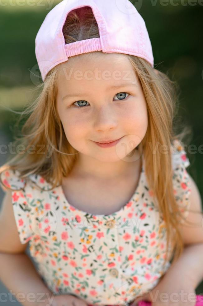 pequeño niña 3 años antiguo en un rosado gorra. de cerca. verano tiempo.  21178093 Foto de stock en Vecteezy