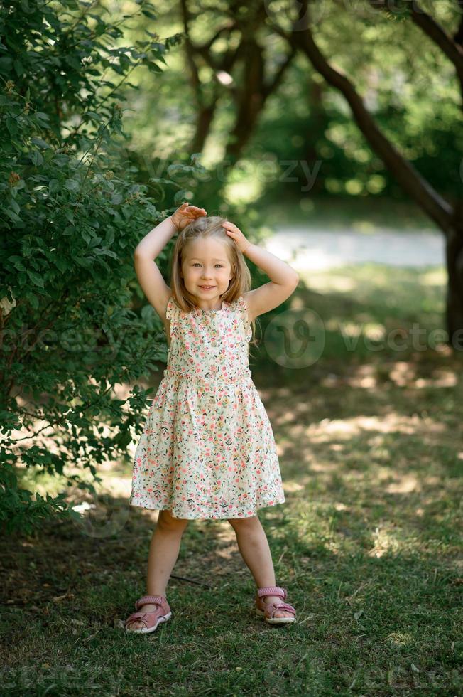 pequeño niña 3 años antiguo en un verano vestido de verano en el parque. verano  tiempo. 21178083 Foto de stock en Vecteezy