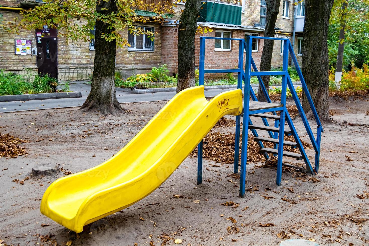 fotografía sobre el tema patio de juegos vacío con tobogán de metal para niños foto