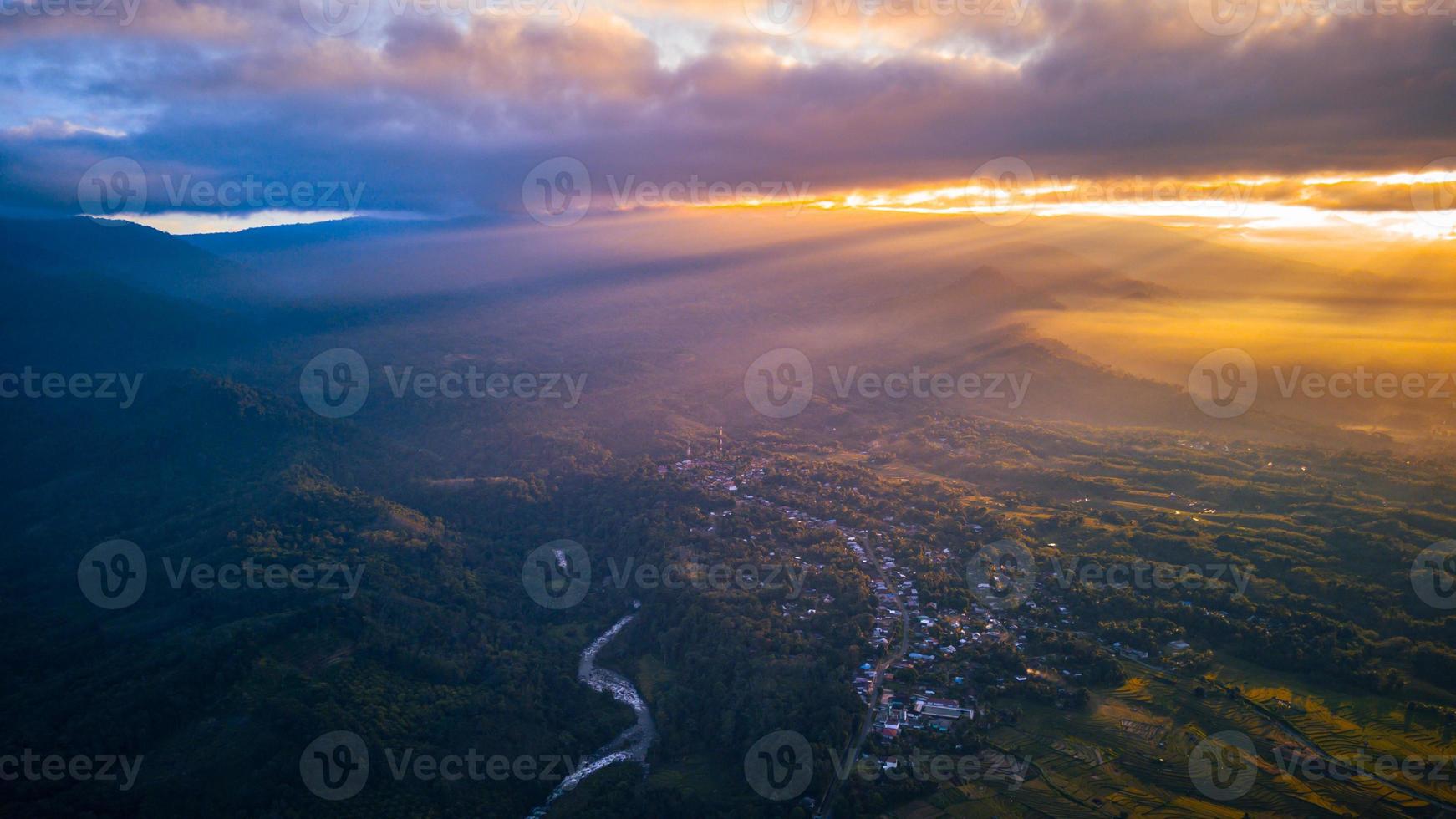 hermosa vista de la mañana indonesia panorama paisaje arrozales con color de belleza y luz natural del cielo foto