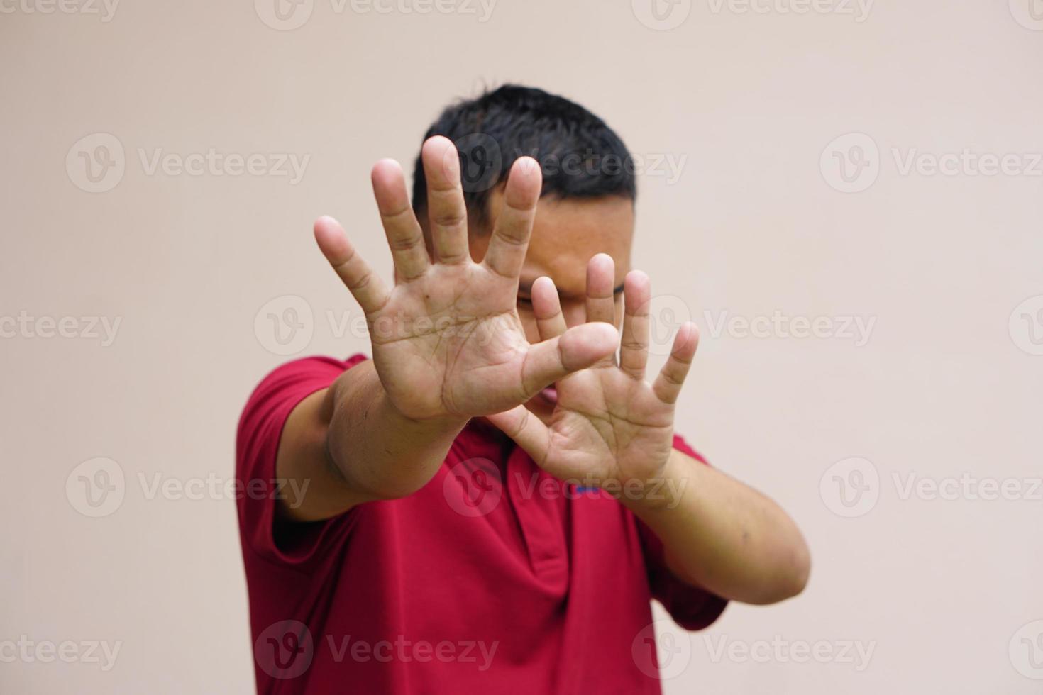 hombre elevado su mano para disuadir, Campaña detener violencia en contra hombre. foto