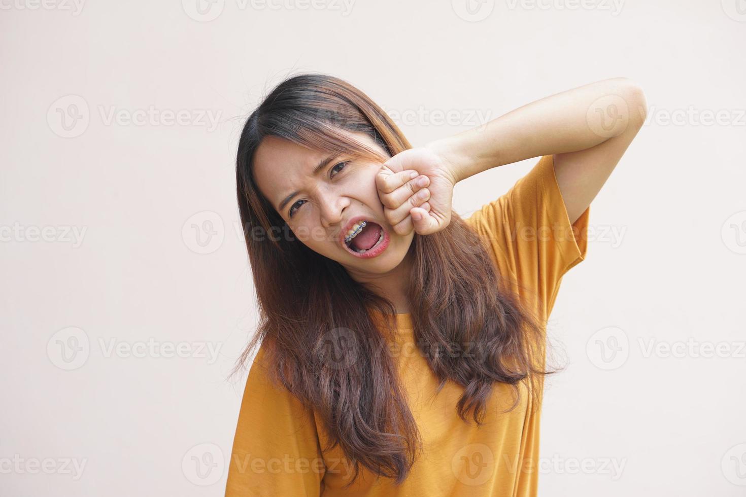 asiático mujer puñetazos sí misma fuera de ira foto